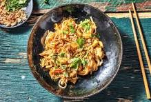 PAD THAI POULET. Pad thaï, poulet, tofu, cacahuètes, sauce poisson, tamarin, sucre, ail, ciboulette jeudi 05 juin