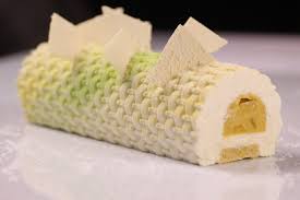 Caraïbe (bavaroise vanille, ananas poêlées et croustillant mangue passion) la part