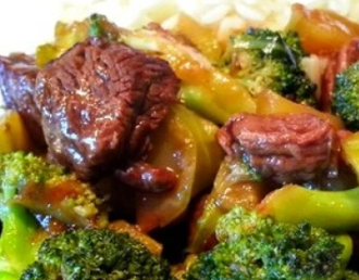 Boeuf sauté aux oignons et brocoli