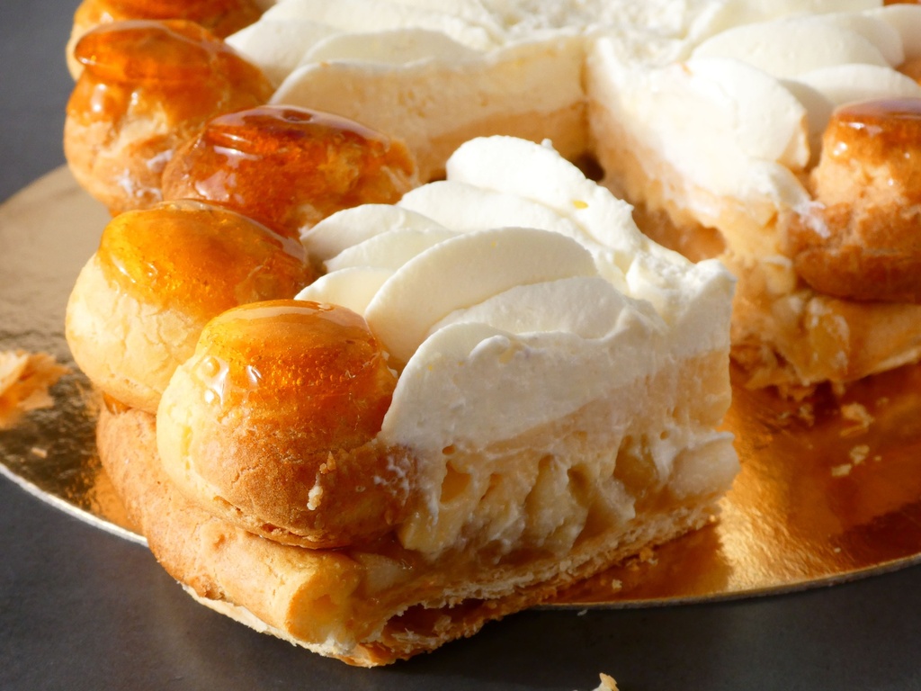 Saint Honoré Poire 6p. Pâte feuilletée, Choux, Crème Diplomate vanille, Caramel, Confit de poire et dés de poire, Chantilly vanille vendredi 28 mars