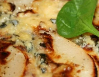 Pizza à la poire, à la fourme d'Ambert et pousses d'épinard