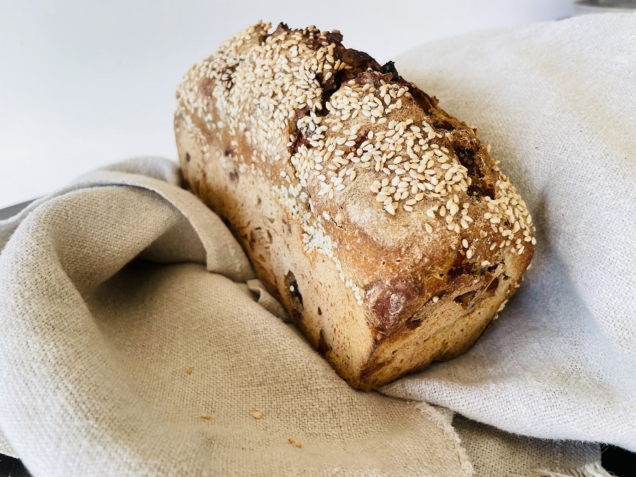 Pain fruité du moment forme moulé (levain de seigle 10%, farine bise, amandes torréfiées, canneberge, baies de goji. Topping sésame) 500g