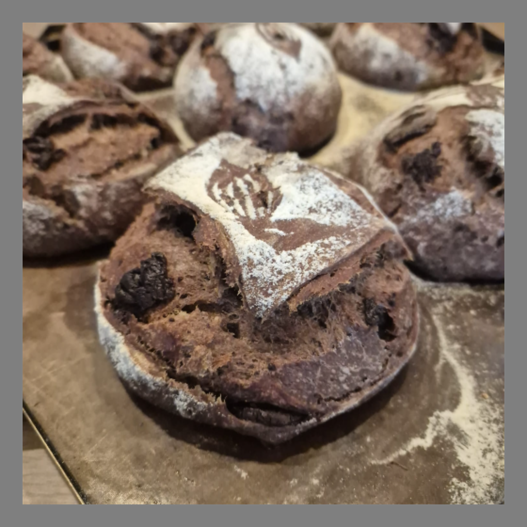 PAIN CHOCO' - 200g  Farine T80 Bio, levain, sucre, cacao maigre BIO, copeaux de chocolat 70%BIO, eau, sel.