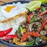 BOEUF BASILIC THAÏ (PAD KRA PAO) : AIL, BASILIC, ECHALOTES,  HARICOTS VERT, PIMENTS, BOEUF HACHE, OEUF, RIZ THAÏ.