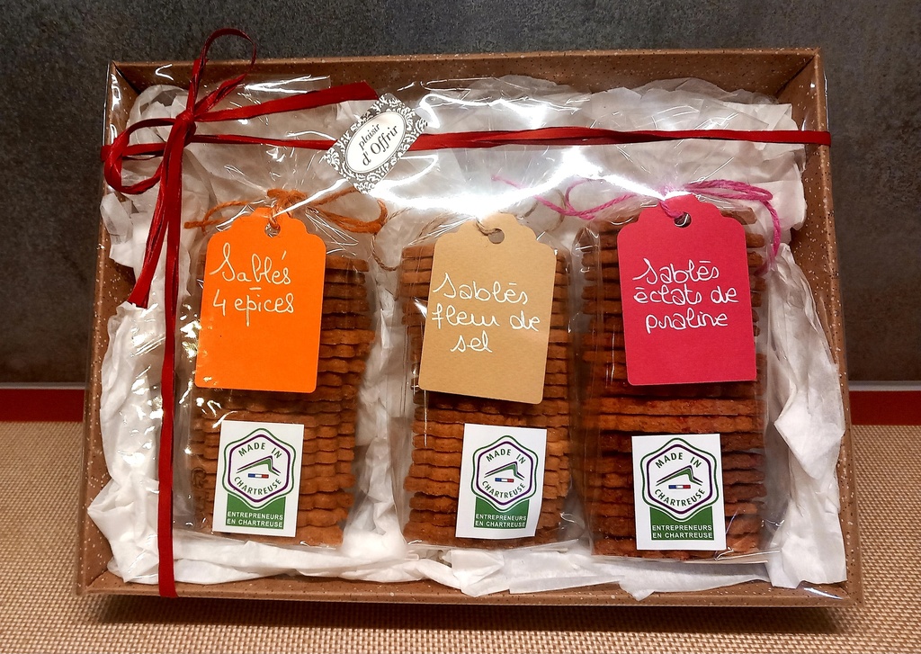 Coffret sablés : 150gr Sablés 4 épices + 150gr Sablés fleur de sel + 150gr Sablés éclats de praline