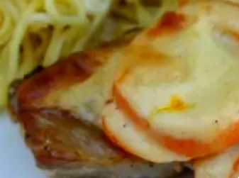 Côtes de porc sauce fromagère et tomates