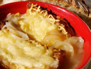 Soupe à l'oignon et croutons
