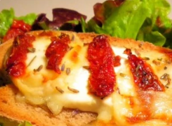 Tartine de chèvre chaude aux tomates confites