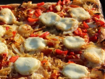 Tarte feuilletée aux oignon, poivron rouge, tomate et chèvre